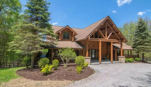 Bracken Lodge - 30 acres of private luxury & fun!