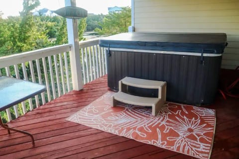 OPEN YEAR ROUND HOT TUB ENTRY LEVEL WITH VIEW OF LAKE
