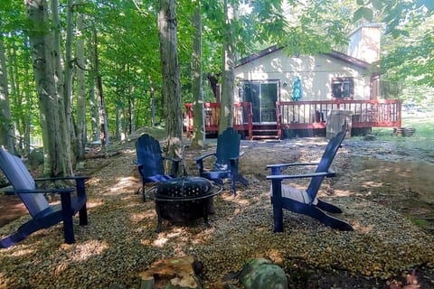 Cozy Retreat! Hot Tub Grill Firepit & Pool passes