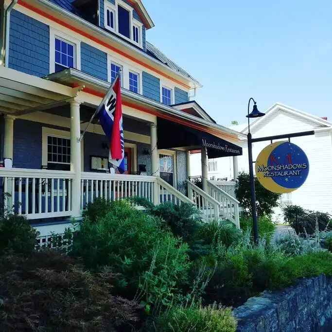 Moonshadows Restaurant just 2 doors down. - The Sterling at Briar Laine House - Luray