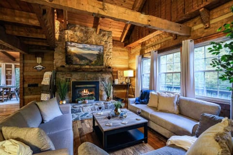 This place was very nice and we also had a surprise waiting for us when we got there for a special occasion. It's right by the water and very close to everything but still feels secluded. It had plenty of space for our guest and we loved it!- Annie
