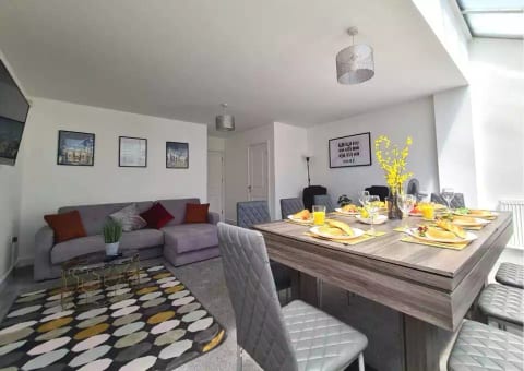  Stylish 4 Bedrooms  Pool Table  WiFi  Netflix