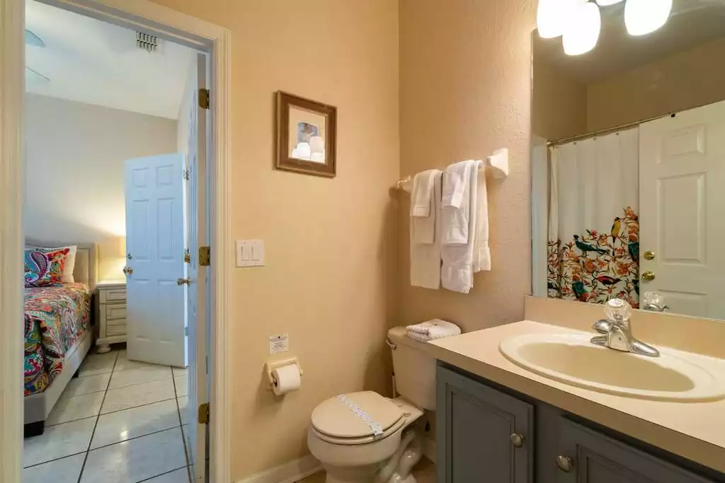 shared bath looking into downstairs bedroom - Regal palms home, gated community ,pool (712CAL) - Davenport