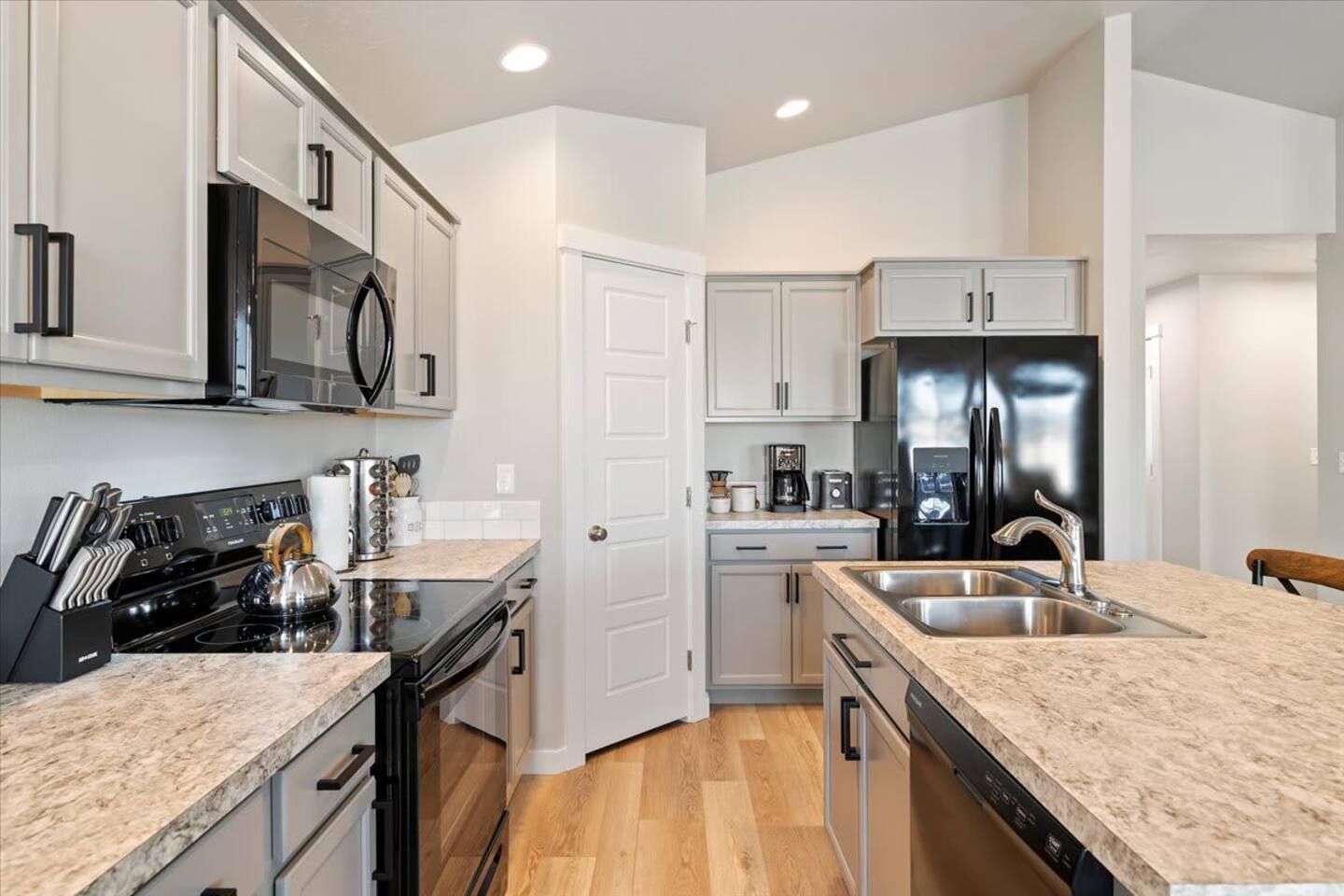 new-model-like-home-in-meridian-with-3-bedrooms/