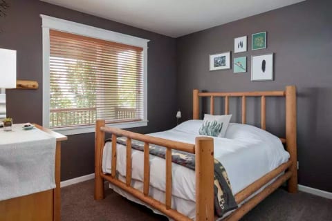 All the Views: A Private Apartment Near Portland!