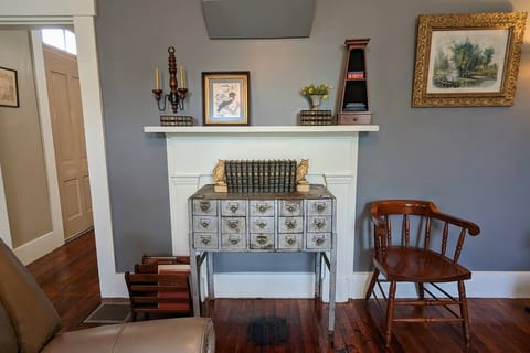 The Garden Home by Book Haven - Steps from Main