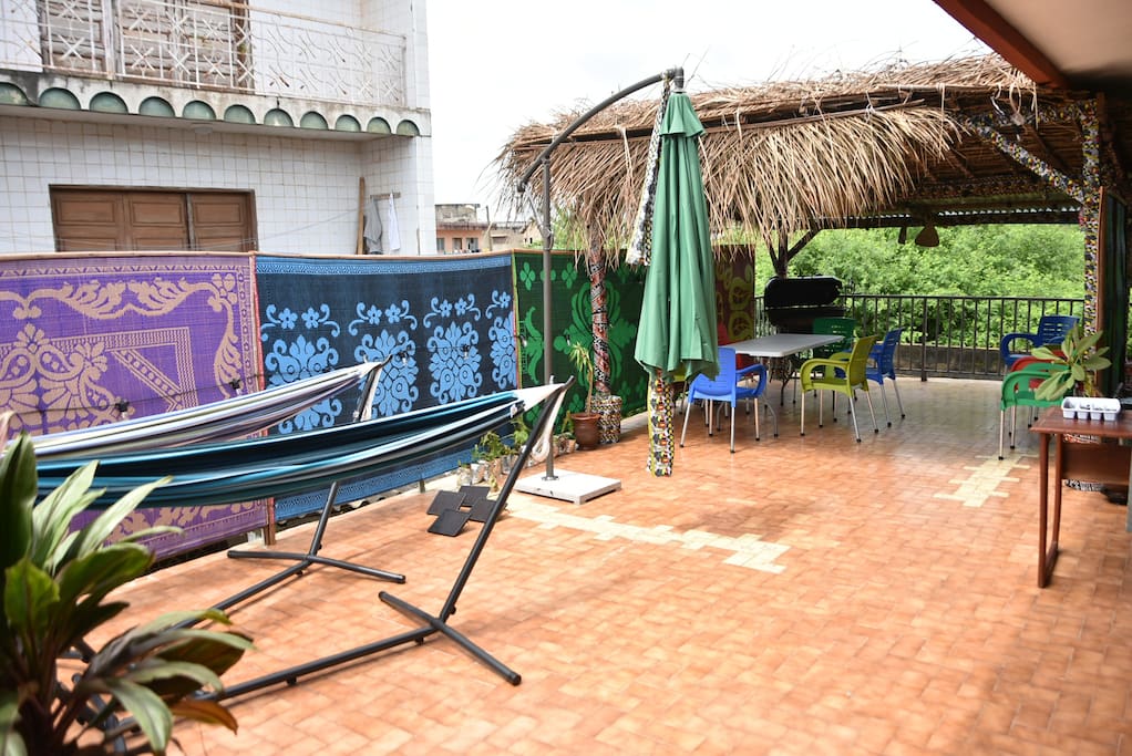 Accès possible à notre grande terrasse au 1er étage avec paillote décorée, hamacs, meubles de jardin, et barbecue en toute intimité - The 6 Roses Full 1st Floor, Safe, King Beds, Wi-Fi - Porto-Novo