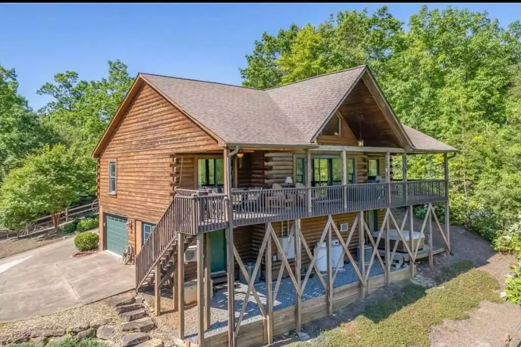 wild-valley-lodge-stunning-views-near-chimney-rock/