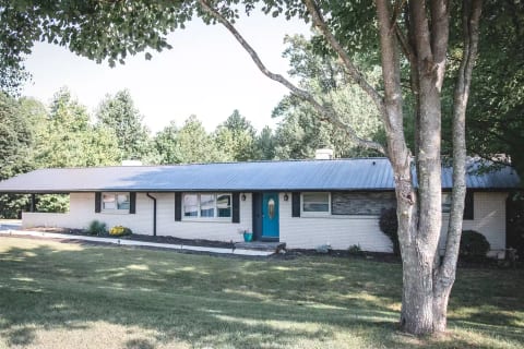 Expansive Lawn Space, Meticulously Maintained for Your Enjoyment.