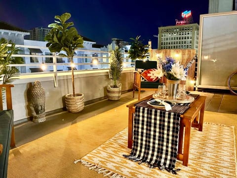 1 Bd Condo w Balcony near the Beach