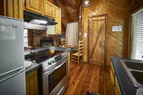 Ladyslipper Timeless Romance; Mins to town. Hottub, Secluded