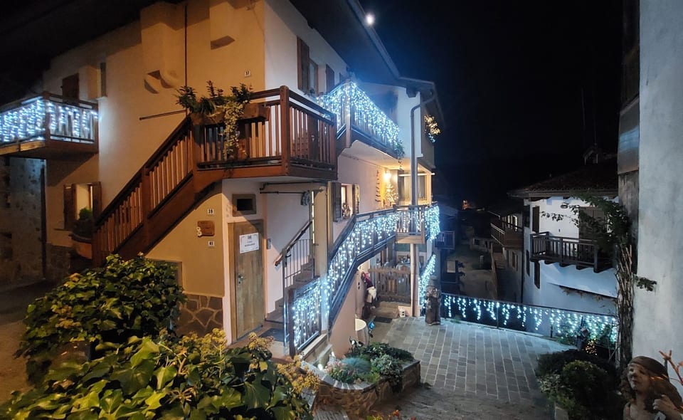 La facciata esterna a Natale