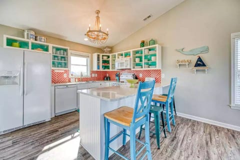 Wonder the Sea features a fully stocked kitchen including food processor, slow cooker, waffle maker, blender, toaster as well as all the cooking essentials.