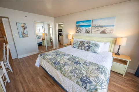 King Bed in Main Bedroom!