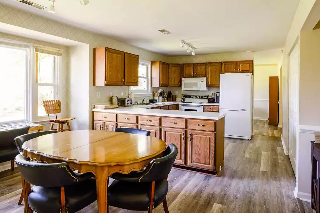 Kitchen and Dining Room - La Maison des Ours - Earlysville