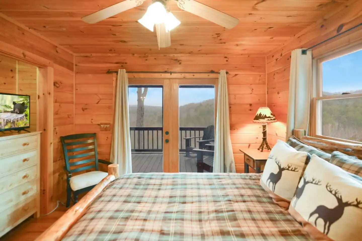 Bedroom #2 is on the main level and has a TV with Roku streaming device. Bedroom #2 is on the main level and has a TV with Roku streaming device. - Luna's Mountain Lodge - Mineral Bluff