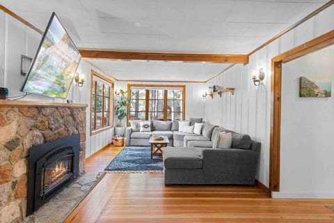 Perfect location! Cabin w/ hot tub- walk to beach
