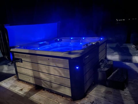 Log Cabin INN w/Outdoor Hot Tub Wi-Fi A/C Secluded