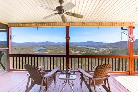 Lake Chatuge and Mountain views. Firepit.