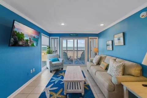 SPACIOUS OCEAN FRONT LIVING ROOM