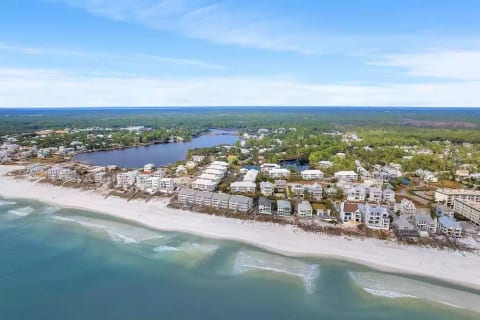 Coastal Chic- 3/2 walking distance to beach 