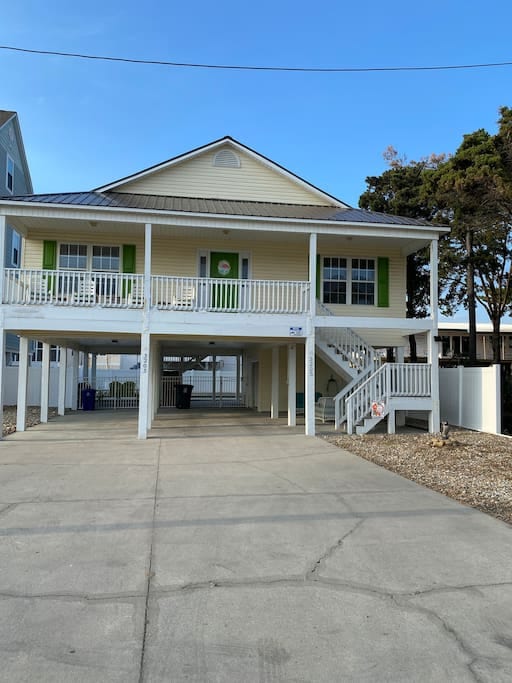 Retraite Cherry Grove de 4 chambres, 3 salles de bain près du pier de CG - North Myrtle Beach