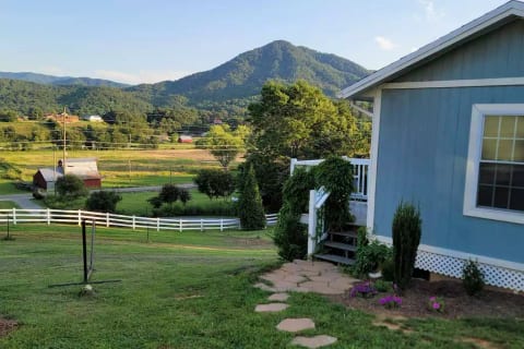 Delightful Cottage- with Smoky Mtn Views & Bkfast!