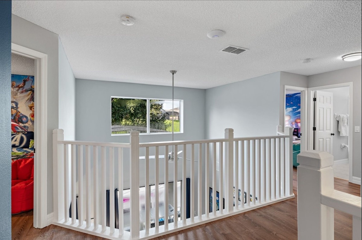 Upstairs hall with cathedral view of living room - Queen's Fun Spot - Kissimmee