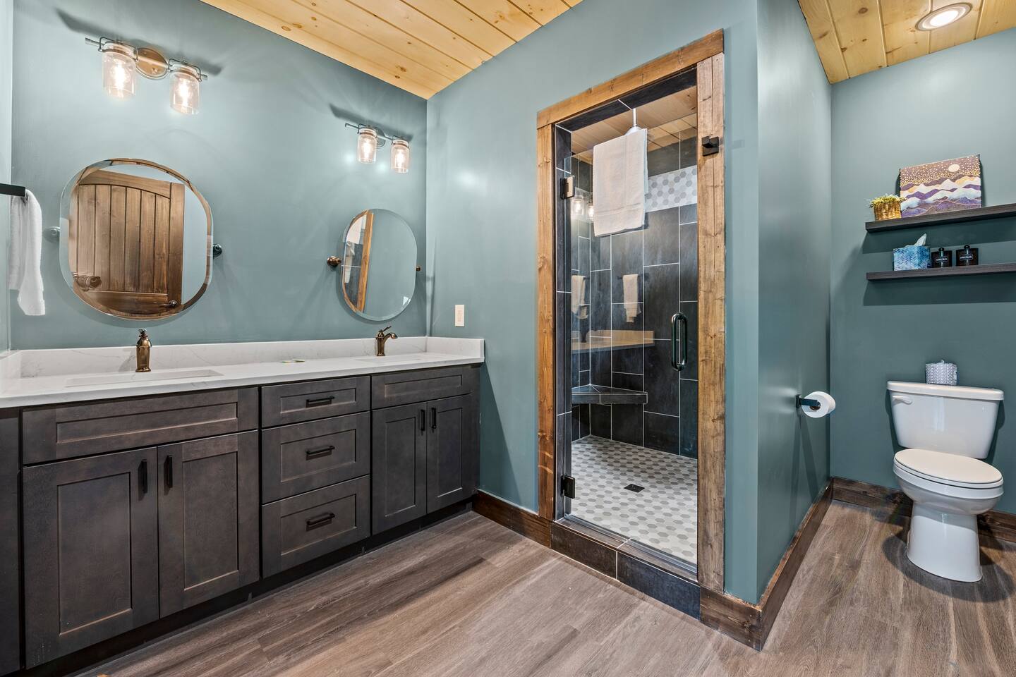 Spacious en-suite full bath to bunk-room. Spacious en-suite full bath to bunk-room. - The Dancing Firefly - Sevierville