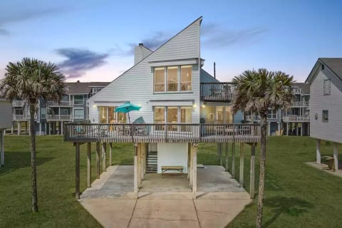 Peaceful & quaint bungalow with so many windows & natural light! You’ll have plenty of parking space, which can be used as a shaded hangout area too.