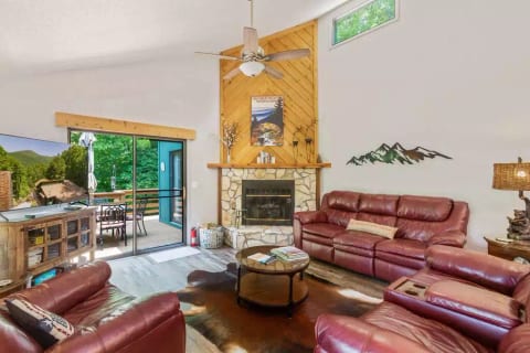 Cabin/Close to ski slopes/Pet Friendly/King Beds
