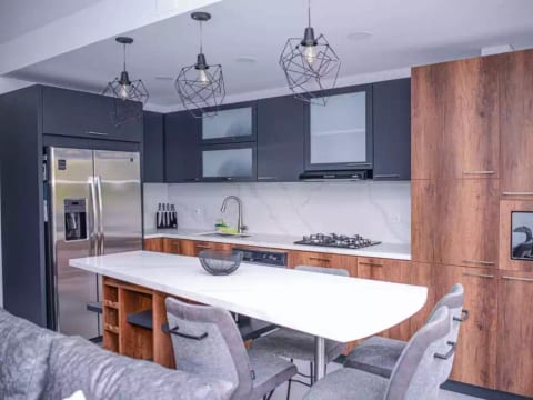 3 Bedroom Gorgeous PH Duplex Middle of Lleras ROOF
