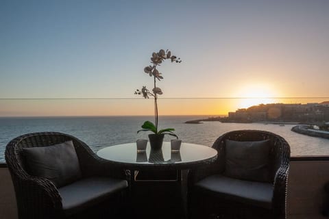 Seaside Bliss: Spectacular Views, Beachfront Haven