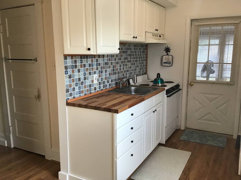 Kitchen - Charming 2-bdrm apt. Walk to stores & restaurants! - Scotia