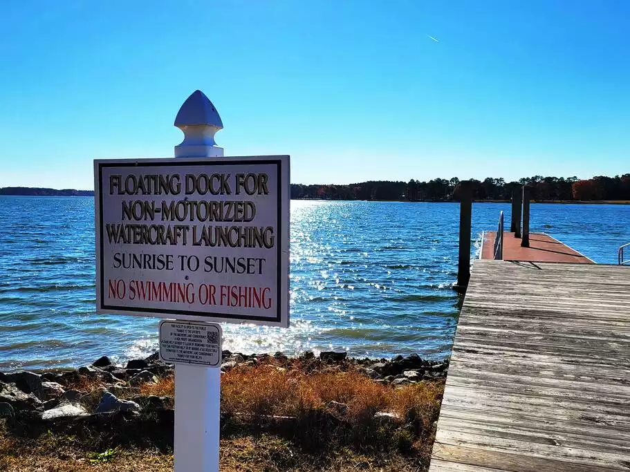 Want to kayak or paddle board? Williams Wharf landing is just 3 miles from the home! Views, fishing pier and a  public dock for all of your paddling adventures. Easy to get on and off the kayak or SUP with the floating dock that is low to the water. - Bay Dreamin' - Mathews VA - Mathews