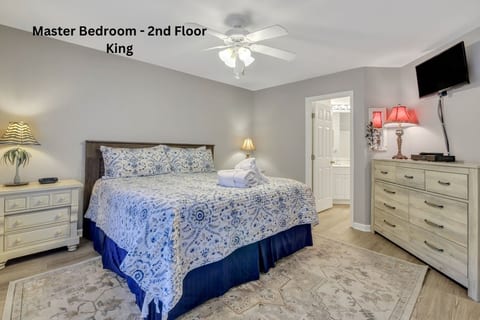 Master Bedroom - 2nd Floor
King Bed