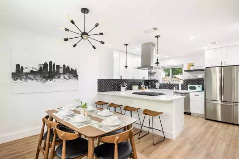 Cozy & Modern | King Beds~Fenced Yard~Fast Wi-Fi
