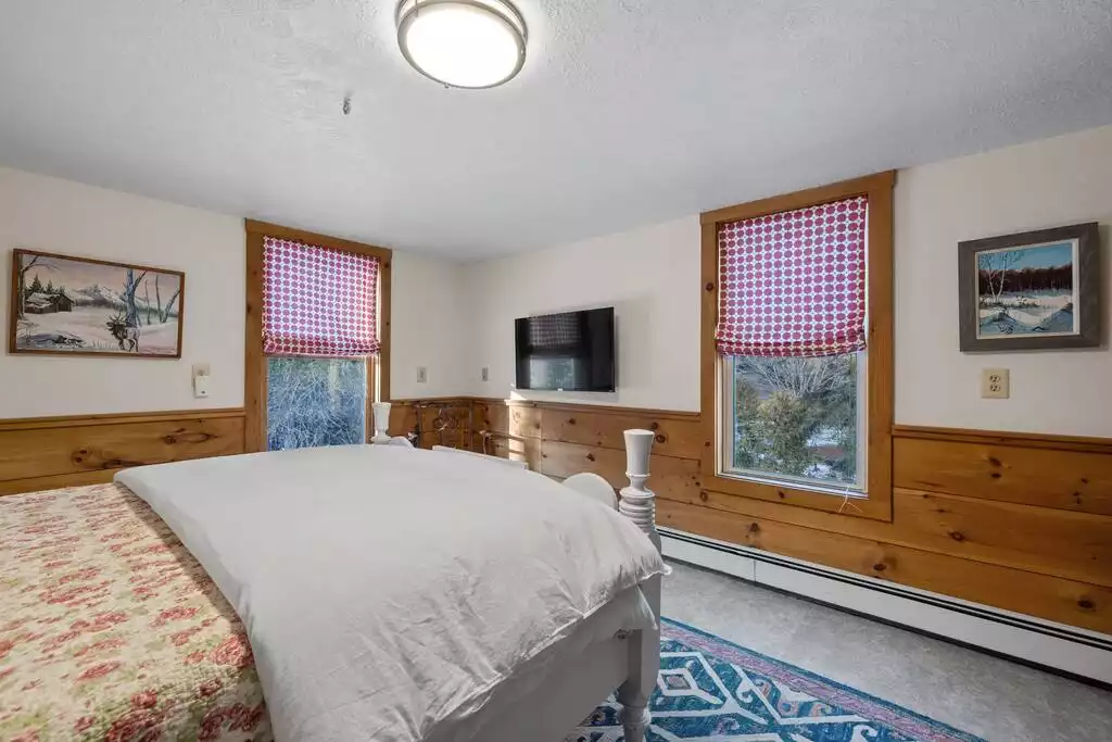 Nana and Papa suite on the second floor with a queen sized bed, flat screen tv, and open the windows to fall asleep to the sounds of the Connor Brook. - Connor Brook Farm - Campton