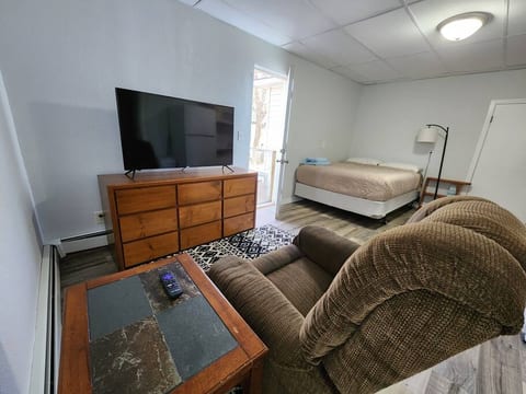 Studio Apartment near downtown Huron