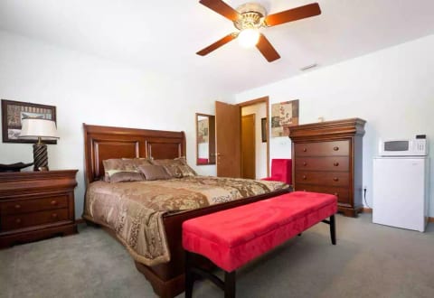 Gilean:"The bed is comfortable. The room has a microwave and a small refrigerator. It is a nice, well kept up home in a safe neighborhood."
