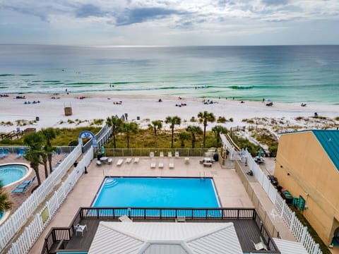 Private Beach Access & Beach Front Pool + Club House that is open year round for breakfest, lunch and dinner!