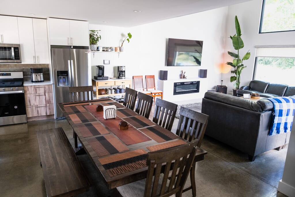 A large dining table with seating for 12 (by adding the chairs against the wall) - Modern forest retreat: fast wifi, hot tub, firepit - Stevensville