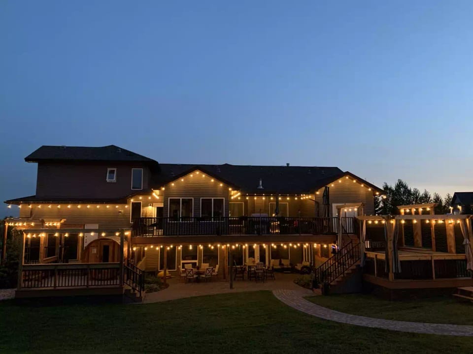 EVENING MAGIC. ENJOY YOURSELF ON THE MANY DECK LEVELS OR IN THE SAUNA, POOL OR HOT TUB. TOO MANY THINGS TO DO.