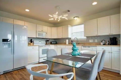 Seabreeze Sueños ※ Surfside Abode a Walk to Beach