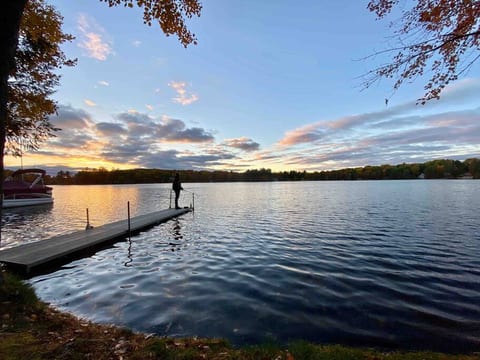 Sunset Beach Lakefront Chalet-Hot Tub Kayaks WiFi