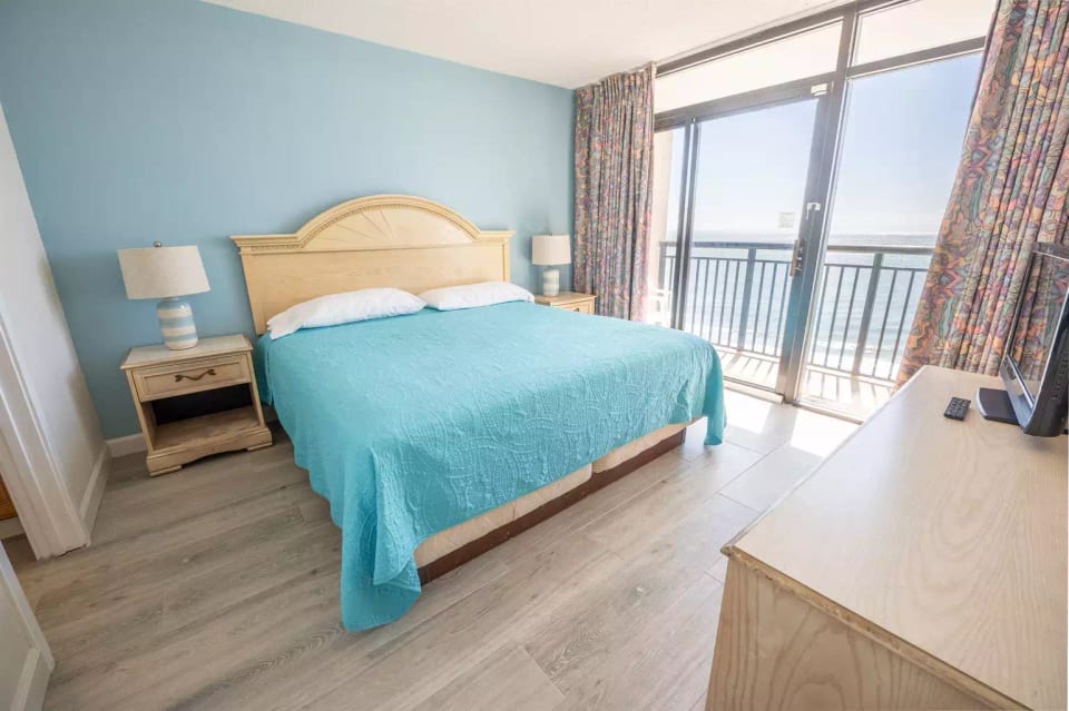 Wakeup to views of the ocean!