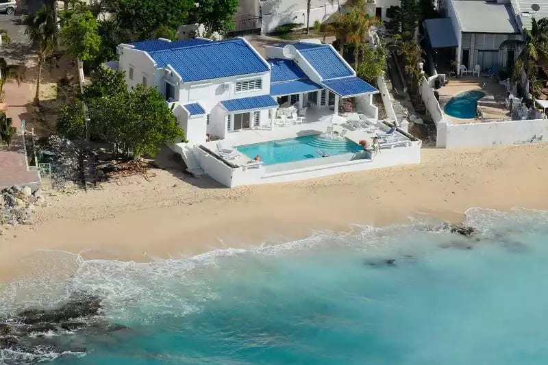 Caribbean Blue - Frente a la playa Pelican Key
