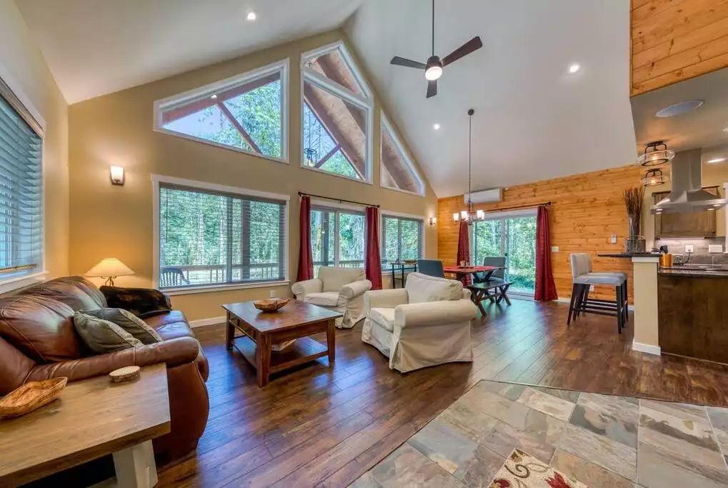 Large living/dining with light & bright vaulted ceiling. - Big Tree Retreat: Hot tub, Woodstove, Salmon River - Mount Hood Village