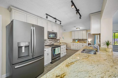 🌴Beautiful Pool Home! Beach in 6 min! Sleeps 8 🌴