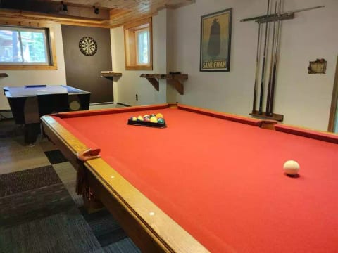 Pine Brook Lodge, 9 br, 5 ba, game room, fireplace
